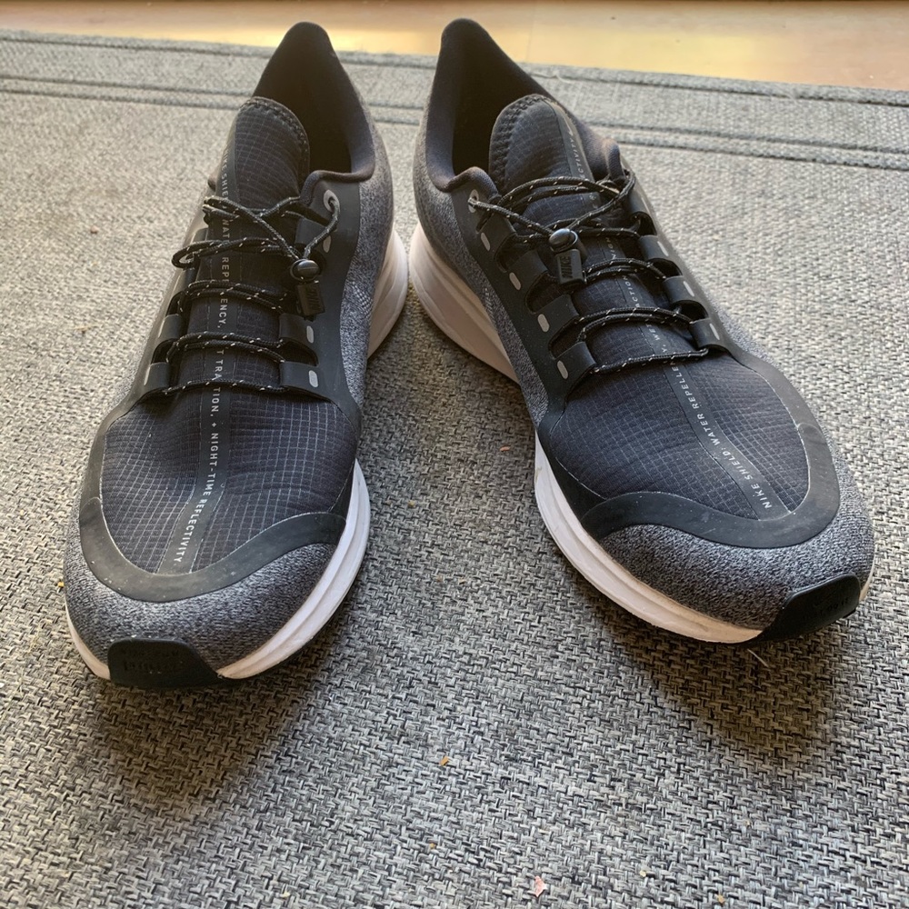 SOLD Nike zoom water resistant